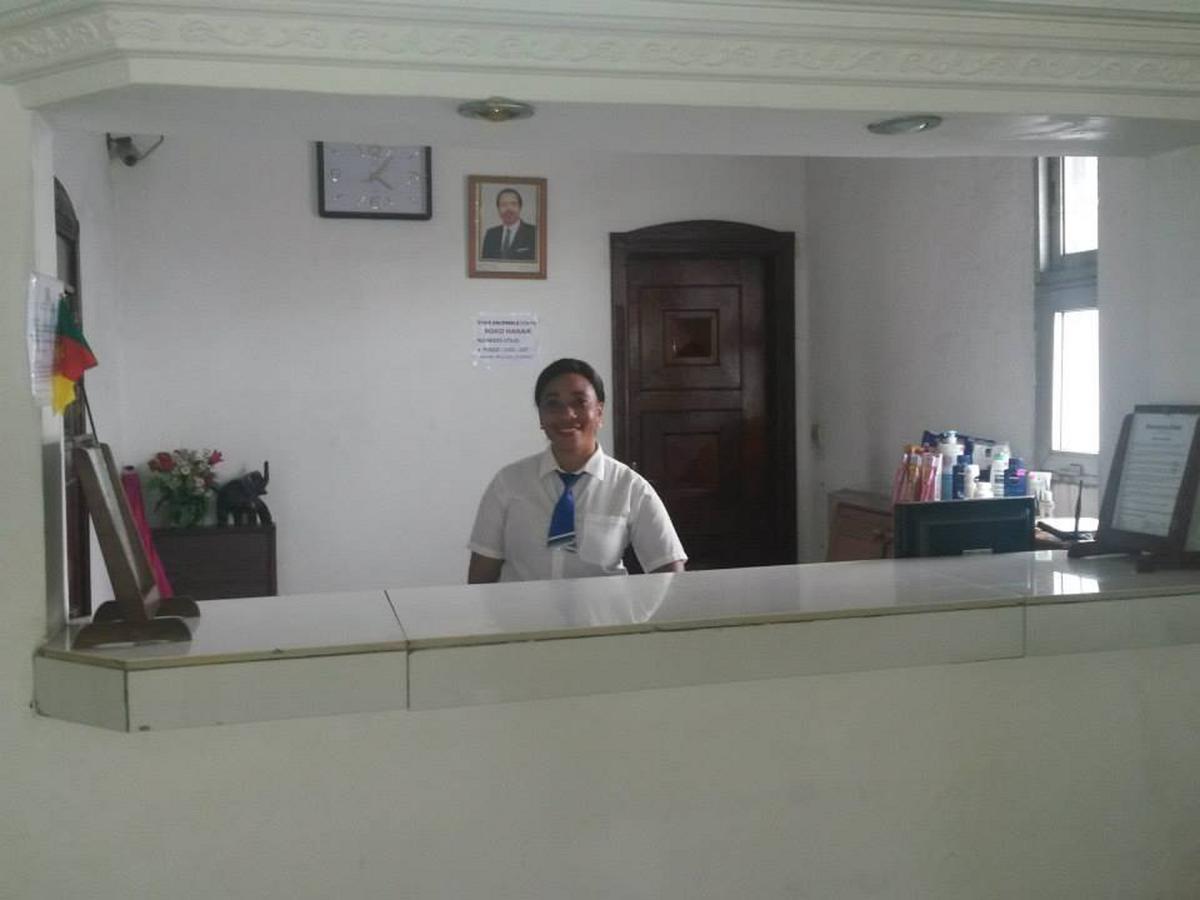 Barcelone Hotel Douala Exterior photo