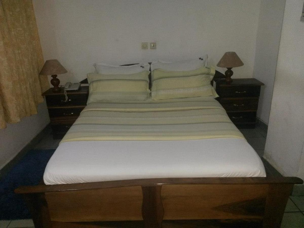 Barcelone Hotel Douala Exterior photo