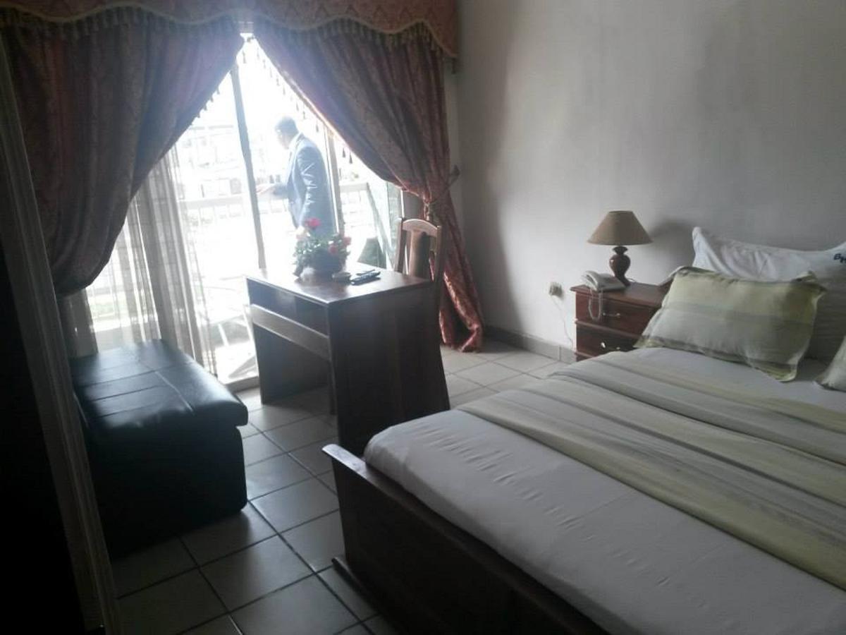 Barcelone Hotel Douala Exterior photo