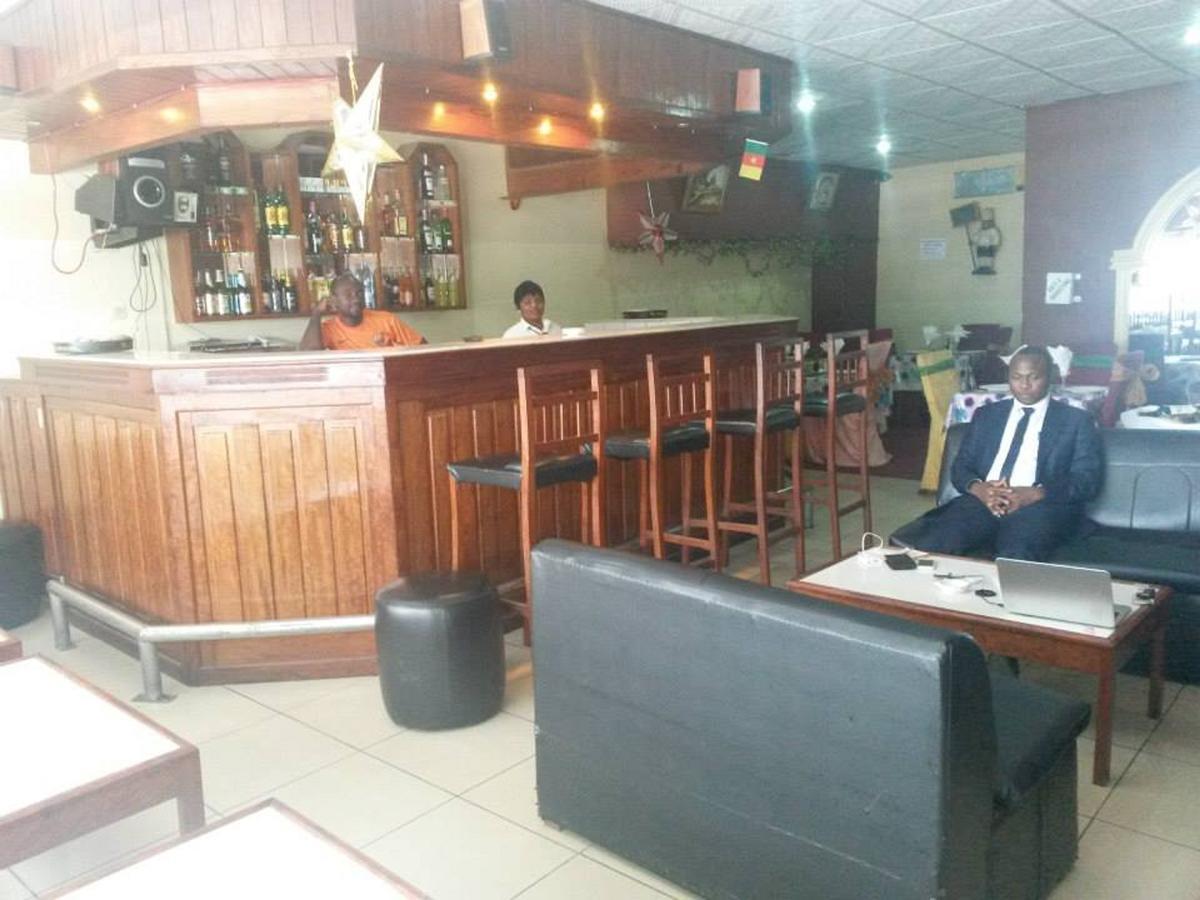 Barcelone Hotel Douala Exterior photo